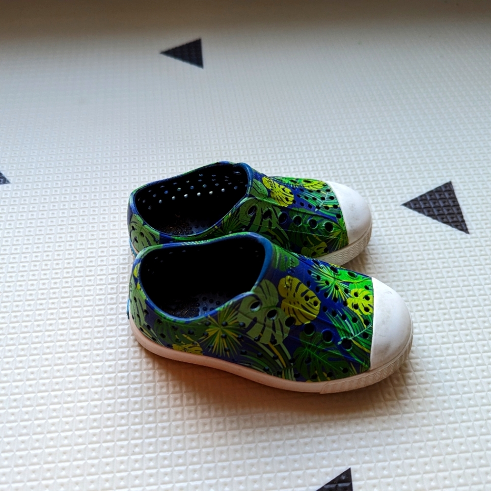 Native toddler sandals tropical print